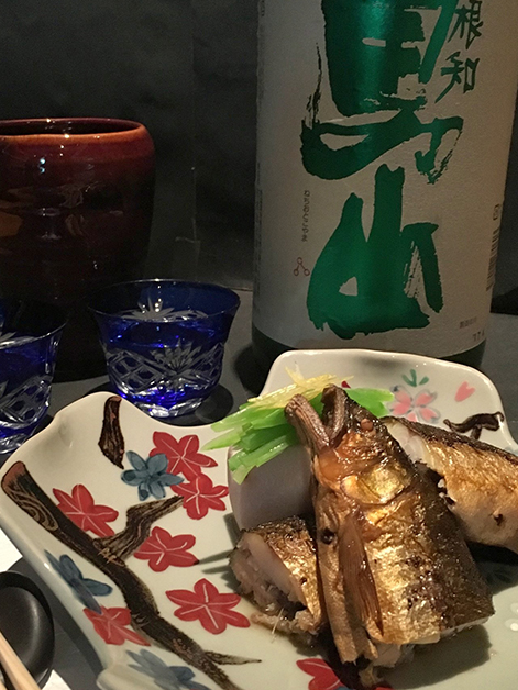 お料理：落ち鮎の煮びたし お酒：根知 男山（日本酒：新潟県）